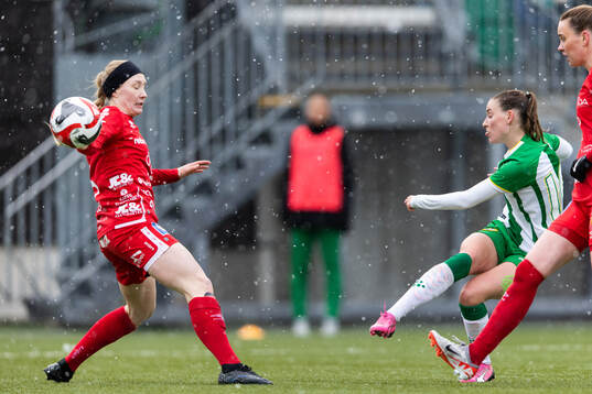 Hammarbys Smilla Vallotto med ett skott förbi Örebros
