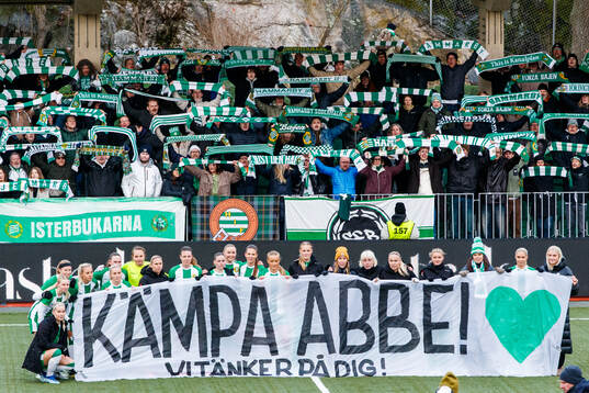 Hammarbys spalre håller upp en banderoll med texten Kämpa