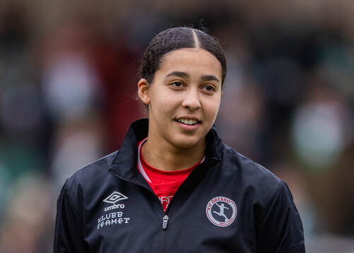 Örebros Ashley Michelle Barron innan fotbollsmatchen i