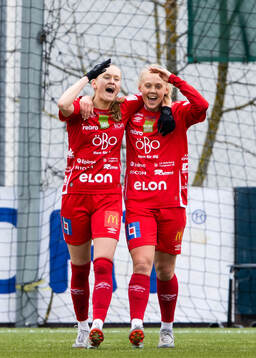 Örebros Nora Harnes Håheim och Molly Johansson jublar