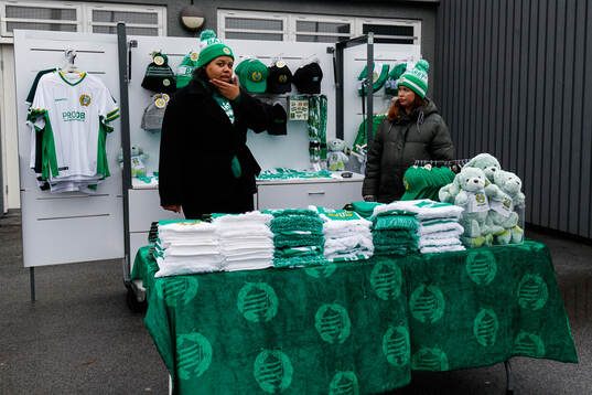 Hammarbys supportershop innan fotbollsmatchen i Svenska