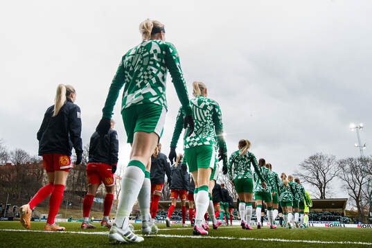Örebros och Hammarbys spelare gör entré innan