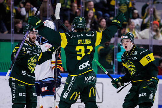 Björklövens Lenni Killinen jublar med lagkamrater
