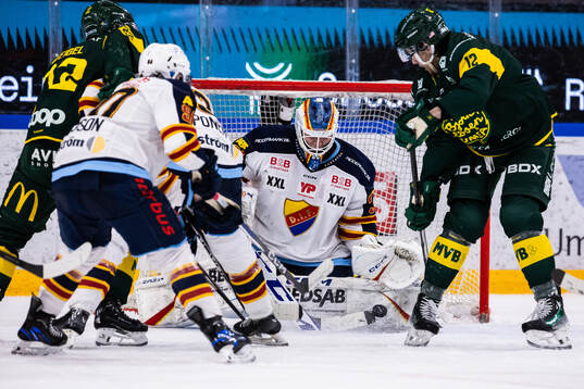 Björklövens Scott Pooley och Djurgårdens målvakt Viktor