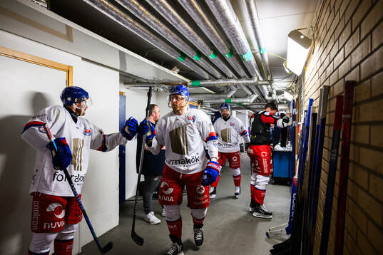 Oskarshamns spelare innan  ishockeymatchen i kvalet till