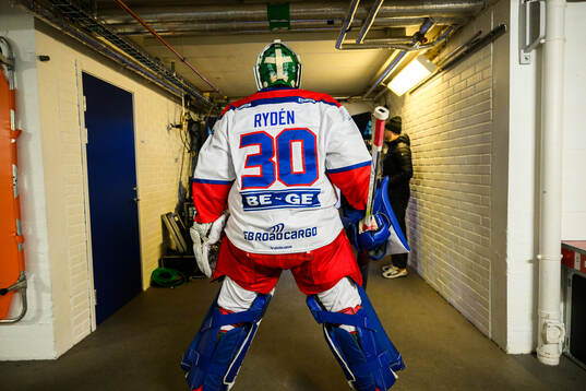 Oskarshamns målvakt Tomas Rydén innan  ishockeymatchen i