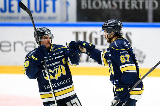 HV71s Oliwer Kaski jublar