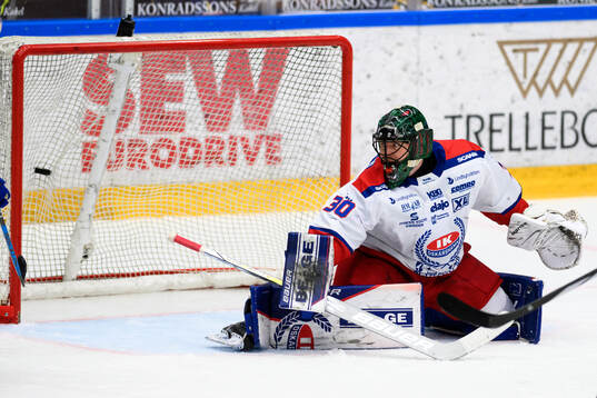 Oskarshamns Tomas Rydén släpper in 1-1 av HV71s Oliwer