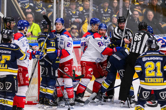 Stökigt framför Oskarshamns målvakt Tomas Rydén