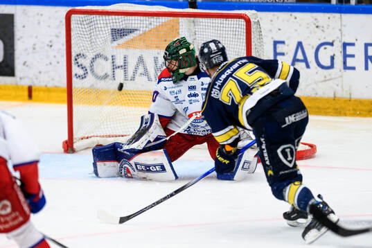 HV71s Radan Lenc gör 2-1 på Oskarshamns målvakt Tomas