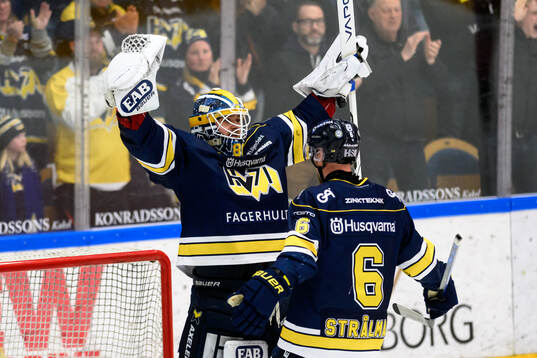 HV71s målvakt Frederik Dichow jublar