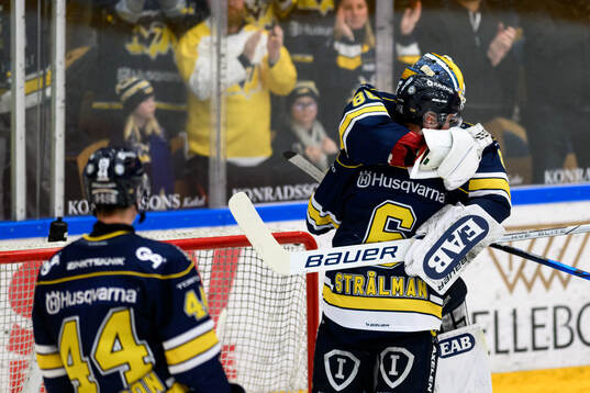HV71s Anton Strålman och målvakt Frederik Dichow jublar