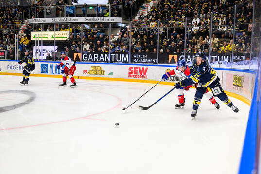 Oskarshamns Niclas Burström och HV71s Isac Brännström