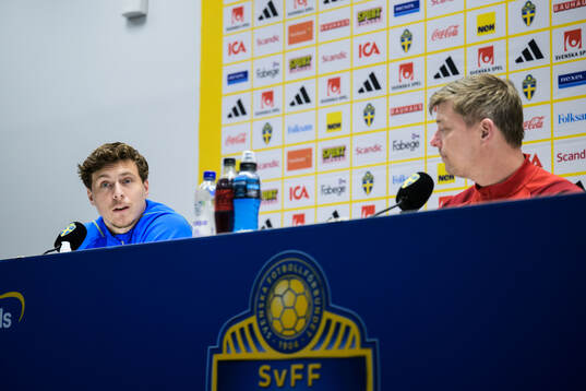 Victor Nilsson Lindelöf and head coach Jon Dahl Tomasson