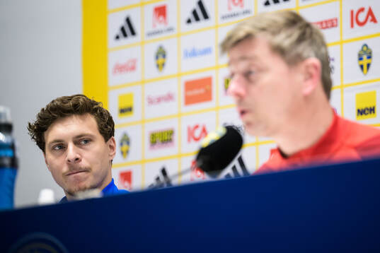Victor Nilsson Lindelöf and head coach Jon Dahl Tomasson