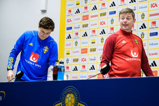 Victor Nilsson Lindelöf and head coach Jon Dahl Tomasson