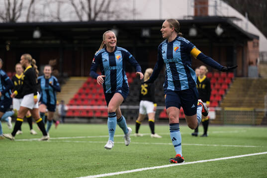 Djurgårdens Matilda Plan och Zara Jönsson jublar