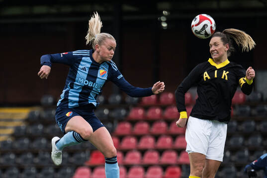 Djurgårdens Zara Jönsson och AIKs Jennie Nordin