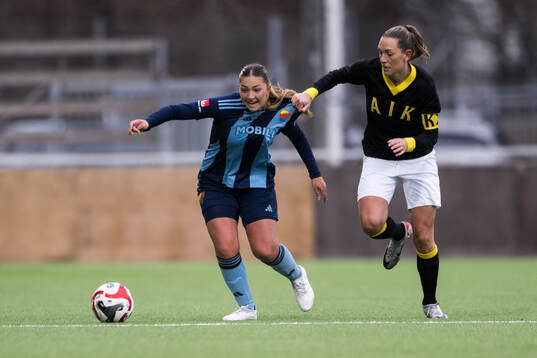 Djurgårdens Olivia Ländin Sjöblom och AIKs Jennie Nordin