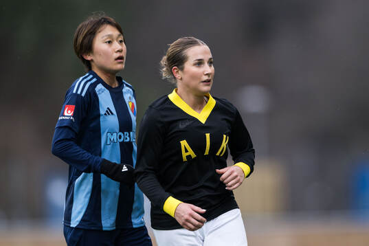Djurgårdens Shinomi Koyama och AIKs Felicia Saving