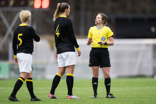 AIKs Monica Hagström och Jennie Nordin reagerar på