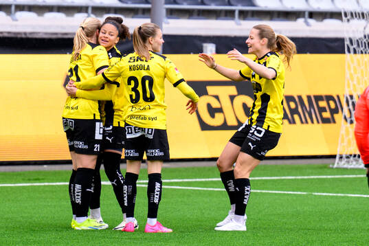 Häckens spelare jublar med målskytt Johanna Fossdalsá