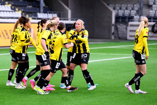 Häckens spelare jublar med målskytt Johanna Fossdalsá