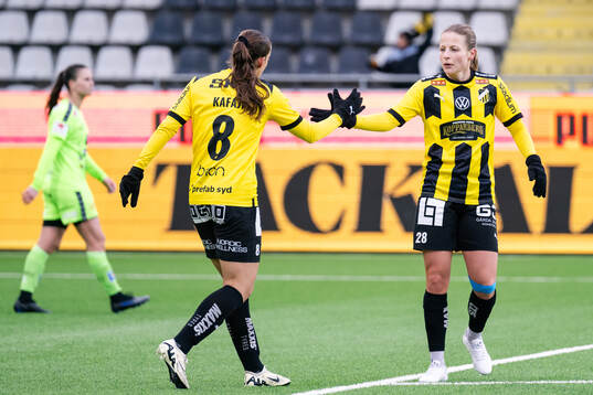 Häckens Rusul Rosa Kafaji och Anna Anvegård jublar