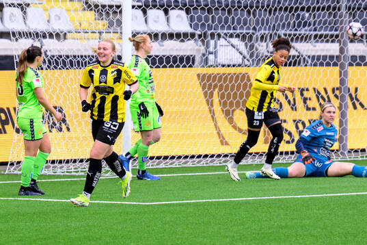 Häckens målskytt Johanna Fossdalsá Sørensen jublar