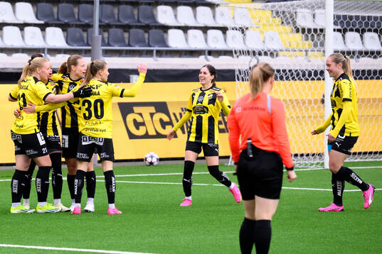 Häckens målskytt Johanna Fossdalsá Sørensen jublar med