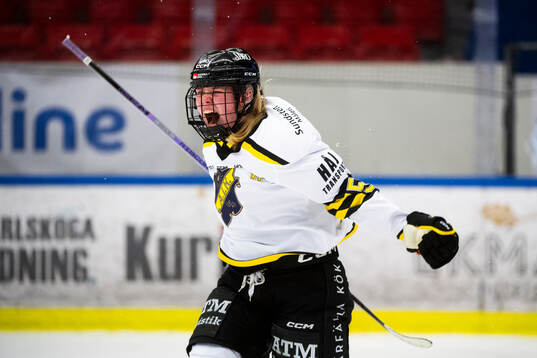 Aiks Ella Sköldebäck jublar