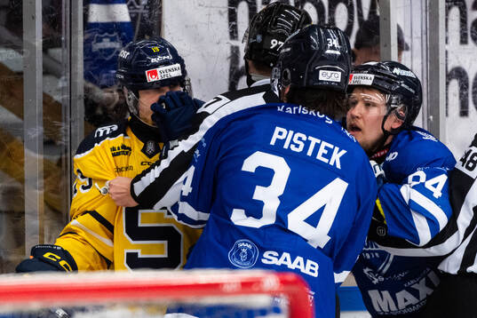 Södertäljes Hampus Harlestam mot Karlskogas Theodor