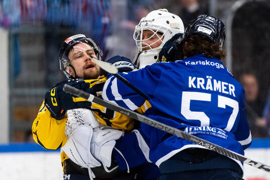 Södertäljes Hampus Harlestam mot Karlskogas målvakt
