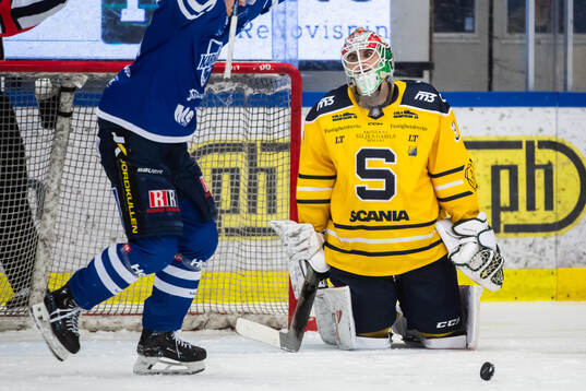 Södertäljes målvakt Olle Eriksson Ek deppar