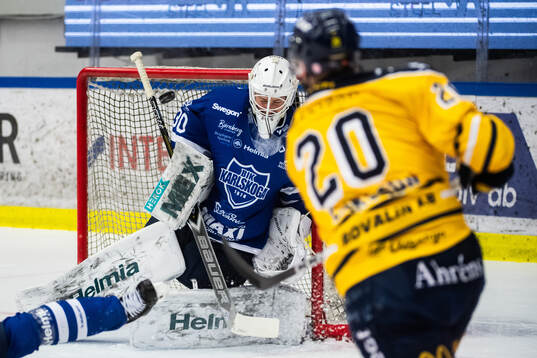 Södertäljes Marcus Eriksson och Karlskogas målvakt