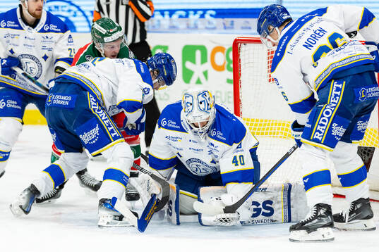Frölundas Max Friberg oroar framför Leksands målvakt