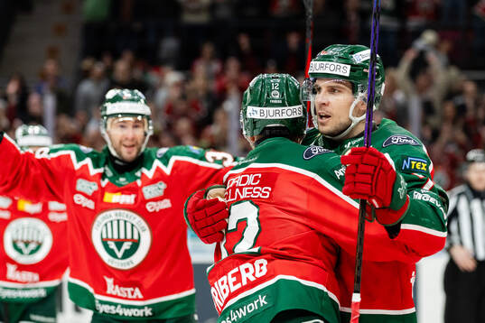 Frölundas Max Friberg och Henrik Tömmernes jublar