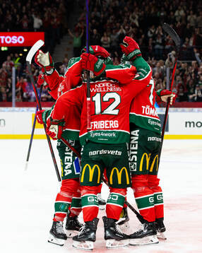 Frölundas Max Friberg jublar med lagkamrater