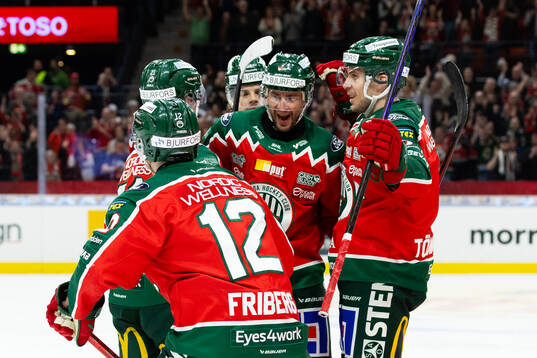 Frölundas Max Friberg jublar med lagkamrater