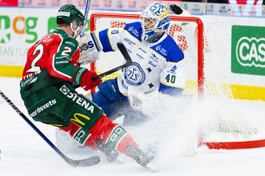 Frölundas Christian Folin och Leksands målvakt Mantas