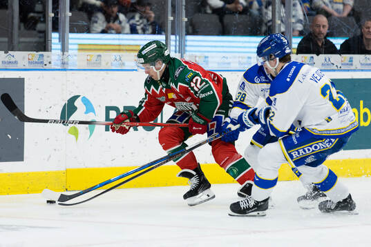 Frölundas Max Friberg i en kamp mot Leksands Olle Alsing