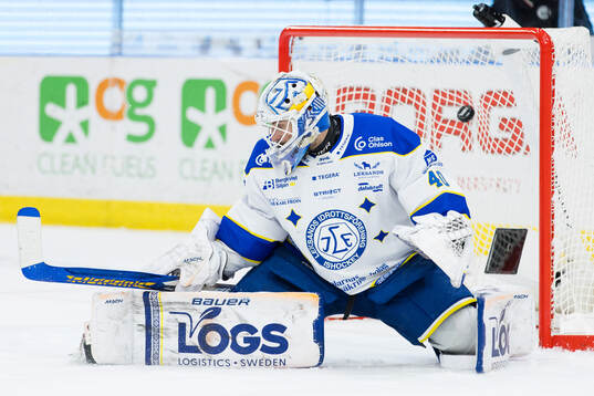 Frölundas Mikael Ruohomaa, ej i bild, gör 3-2 bakom