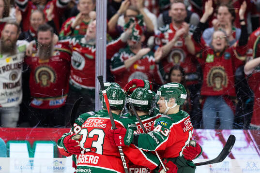 Frölundas spelare jublar med Mikael Ruohomaa
