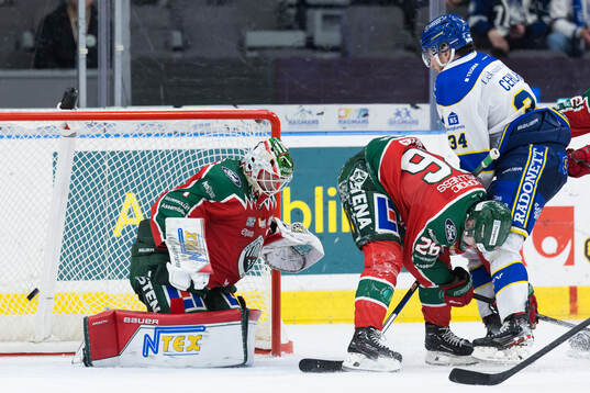 Leksands Peter Cehlarik gör 2-2 bakom Frölundas målvakt