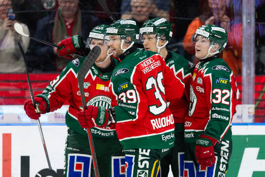 Frölundas Linus Nässén jublar med lagkamrater