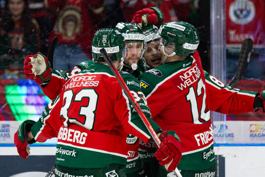 Frölundas Mikael Ruohomaa jublar med lagkamrater