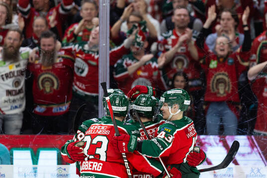 Frölundas Mikael Ruohomaa jublar med lagkamrater