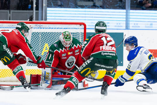 Frölundas målvakt Lars Johansson räddar ett avslut från