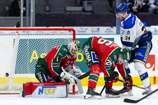Leksands Peter Cehlarik skjuter 2-2 i mål bakom Frölundas