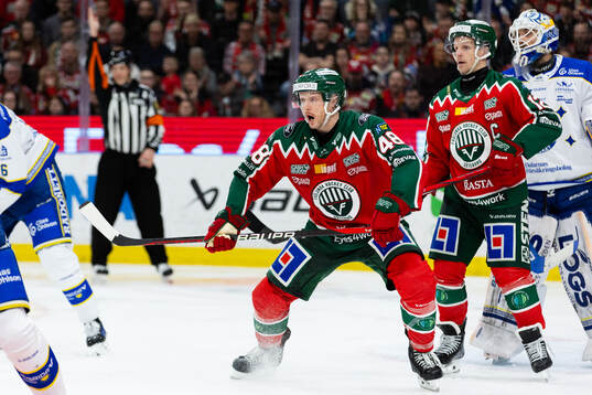 Frölundas Carl Klingberg och Max Friberg framför Leksands